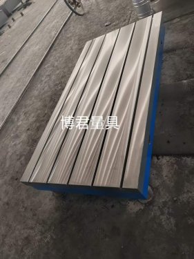 鑄鐵平臺應用于重型機械加工的輔助作業面